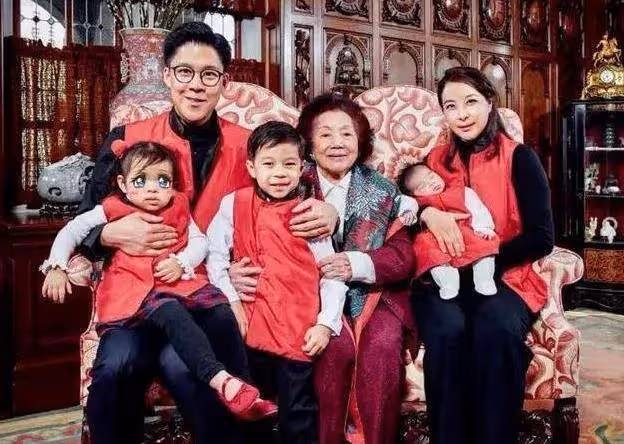 霍啟剛曬八周年結婚照,直言:郭晶晶不愛錢,只好把整顆心給她