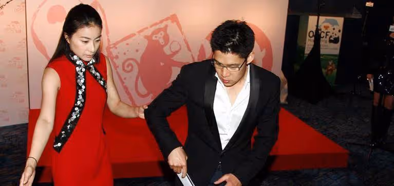 霍啟剛曬八周年結婚照,直言:郭晶晶不愛錢,只好把整顆心給她