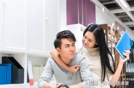 看到退休金2400的老友到處旅遊，我後悔了：不該月月貼補子女