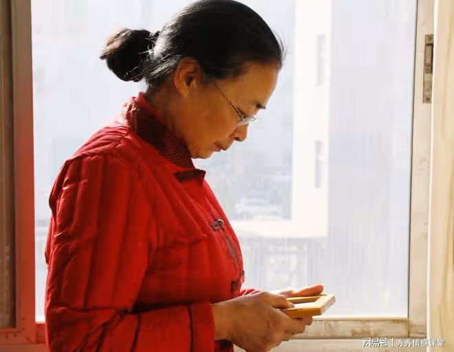 看到退休金2400的老友到處旅遊,我後悔了:不該月月貼補子女