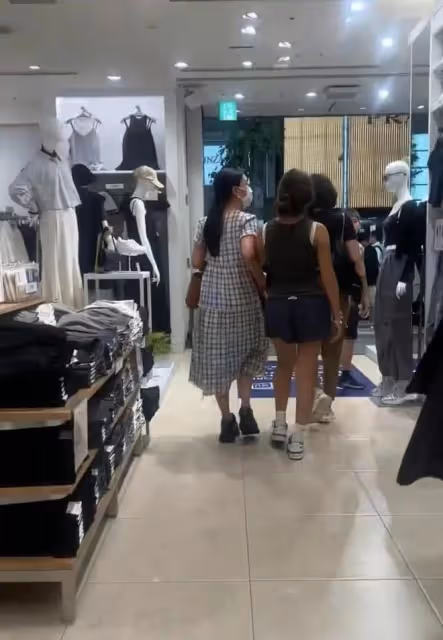 那英懶理風波疑日本度假!穿4660元衣打扮土氣,15歲女兒身材健碩