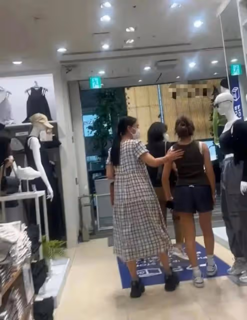那英懶理風波疑日本度假!穿4660元衣打扮土氣,15歲女兒身材健碩