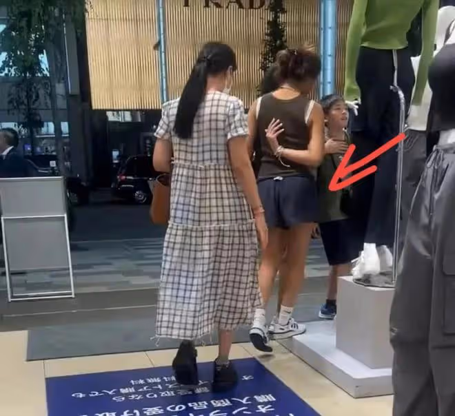 那英懶理風波疑日本度假!穿4660元衣打扮土氣,15歲女兒身材健碩