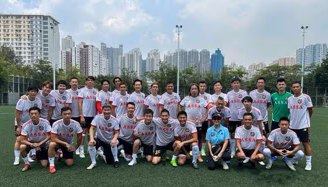 香港明星足球隊迎戰北京球隊!黃日華何家勁等寶刀未老,小勝對手