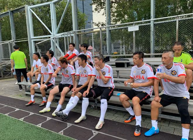 香港明星足球隊迎戰北京球隊!黃日華何家勁等寶刀未老,小勝對手