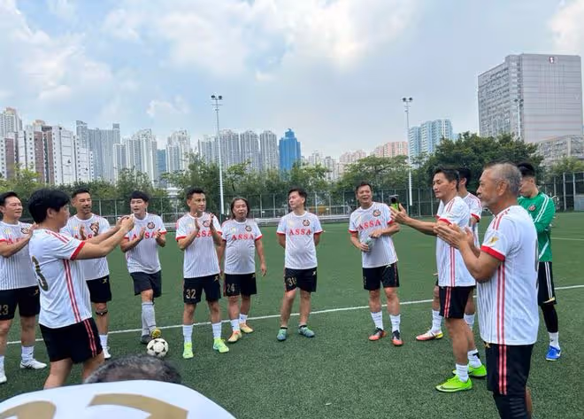香港明星足球隊迎戰北京球隊!黃日華何家勁等寶刀未老,小勝對手