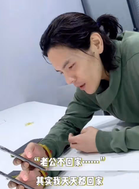 向佐讀負面評論自黑,否認不回家,自稱天天都回去,被喊話要反思