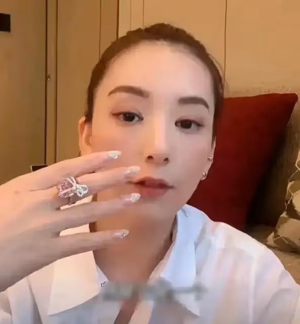 郭富城妻子方媛戴42元鑽戒,其實是兩個女兒的日常玩具