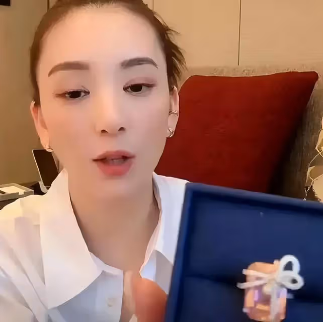 郭富城妻子方媛戴42元鑽戒,其實是兩個女兒的日常玩具