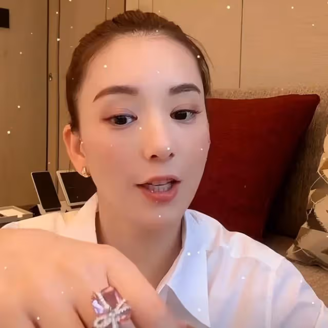 郭富城妻子方媛戴42元鑽戒,其實是兩個女兒的日常玩具