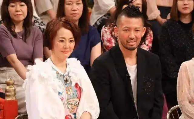 日本娛樂圈62歲真魔女！和小18歲丈夫結婚，​有錢有顏的人生真叫爽