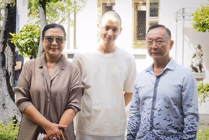 泰國男星James Jirayu結束短期出家修行