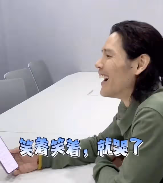 向佐讀負面評論自黑,否認不回家,自稱天天都回去,被網友喊話要反思
