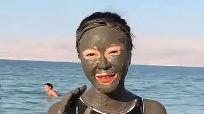 前央視名嘴王小騫惹爭議！穿2萬多元衣服出國旅遊，大讚當地水土好