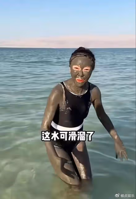前央視名嘴王小騫惹爭議!穿2萬多元衣服出國旅遊,大讚當地水土好