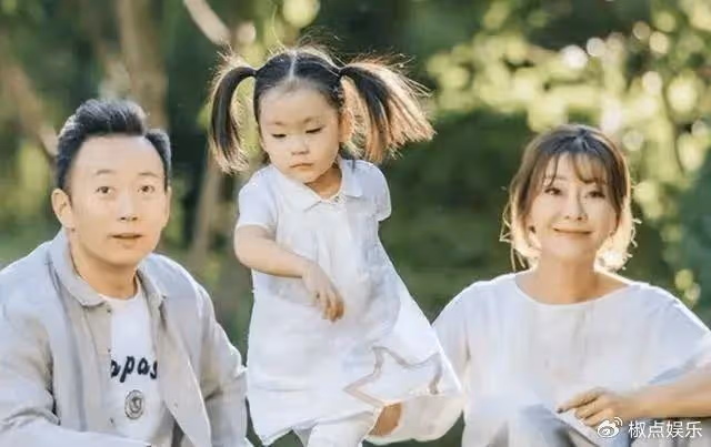 前央視名嘴王小騫惹爭議!穿2萬多元衣服出國旅遊,大讚當地水土好