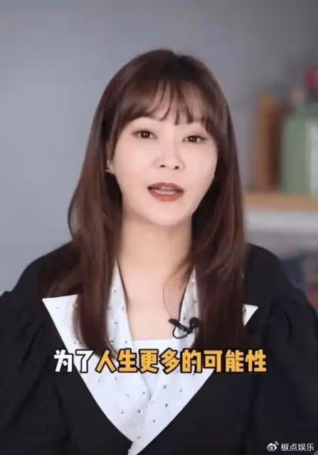 前央視名嘴王小騫惹爭議!穿2萬多元衣服出國旅遊,大讚當地水土好