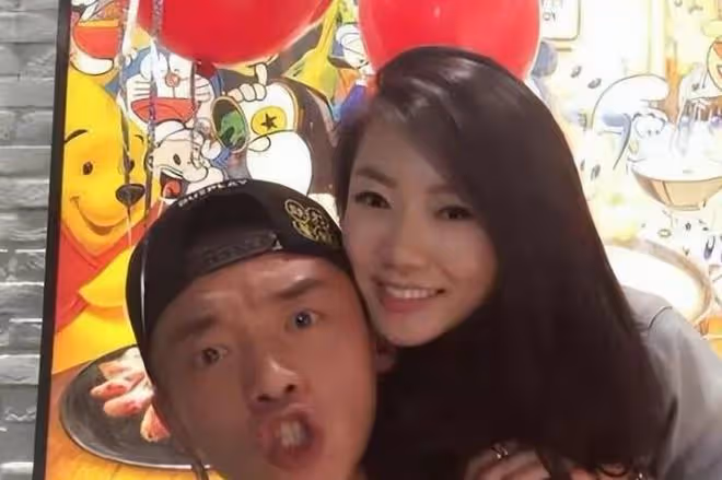 曝鄭愷嫖娼被抓苗苗正在公關，《跑男》或下架，本尊曬伊犁合影！