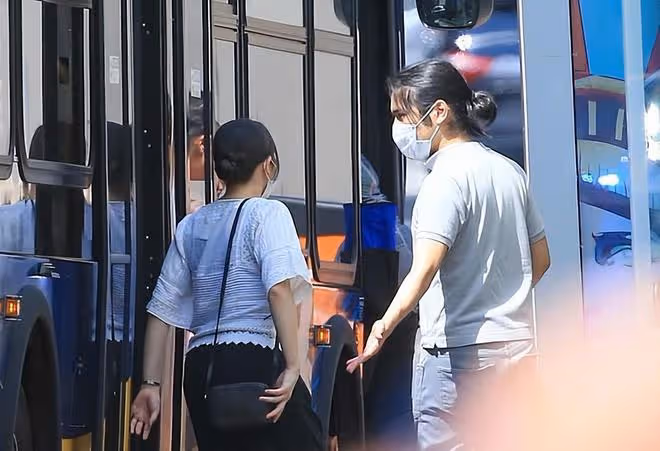 日本真子公主最新亮相!和駙馬爺在紐約坐公交真艱苦,摟著卻很甜