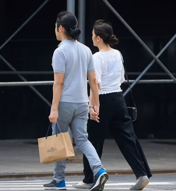 日本真子公主最新亮相!和駙馬爺在紐約坐公交真艱苦,摟著卻很甜