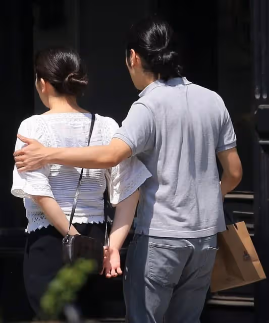 日本真子公主最新亮相!和駙馬爺在紐約坐公交真艱苦,摟著卻很甜