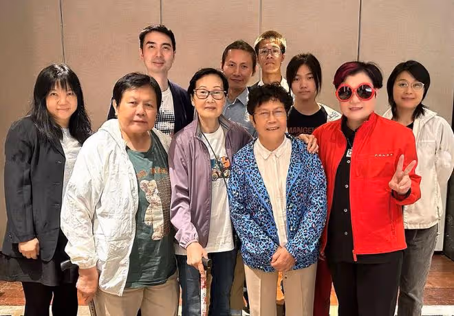 歌王羅文病逝21年,姐姐妹妹罕露面精神足,繼承其全部800萬遺產