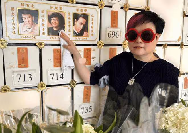 歌王羅文病逝21年,姐姐妹妹罕露面精神足,繼承其全部800萬遺產