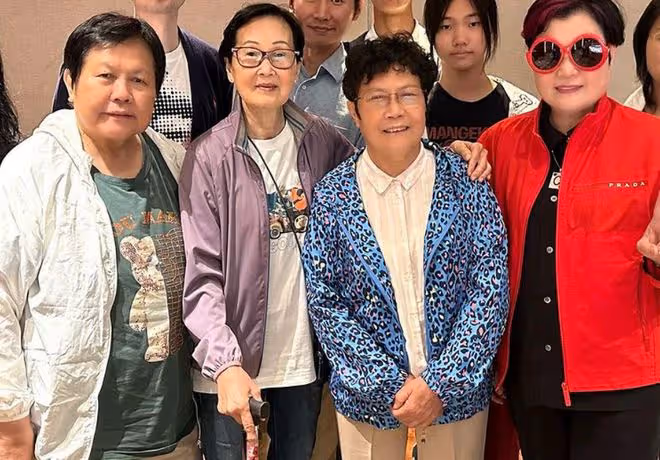 歌王羅文病逝21年,姐姐妹妹罕露面精神足,繼承其全部800萬遺產