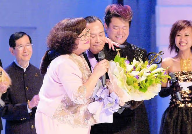 歌王羅文病逝21年,姐姐妹妹罕露面精神足,繼承其全部800萬遺產
