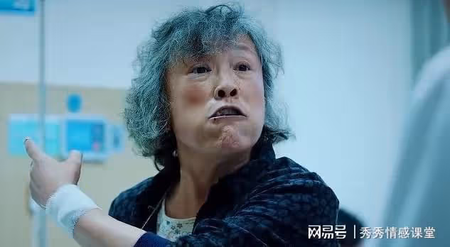 我退休金5000,只因沒拿3000贍養費給生母,被親戚批判為不孝女