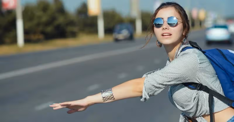 女同事天天搭我的車，我故意不開車被罵小氣，接聽老婆電話愣住了