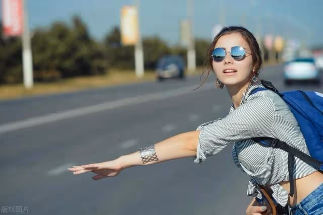 女同事天天搭我的車，我故意不開車被罵小氣，接聽老婆電話愣住了