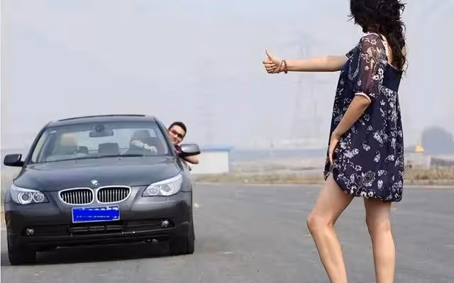 女同事天天搭我的車，我故意不開車被罵小氣，接聽老婆電話愣住了