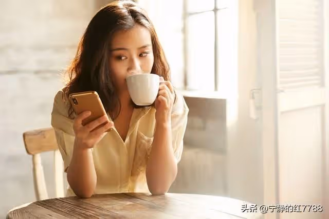 給同事帶早餐2天,我故意說不吃早餐,早上接同事電話我楞了