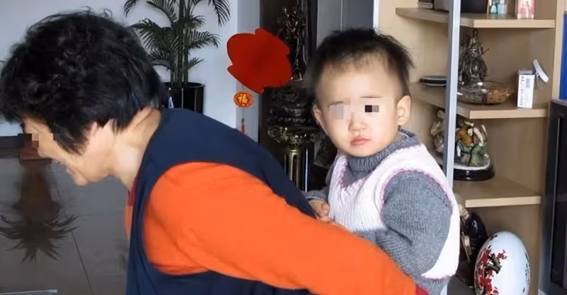 我媽把拆遷房給我弟，卻讓我給她買房寫她名，以後留給兒孫