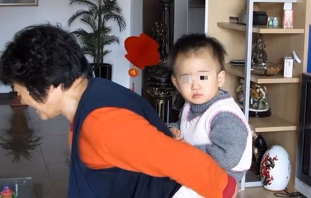 我媽把拆遷房給我弟,卻讓我給她買房寫她名,以後留給兒孫