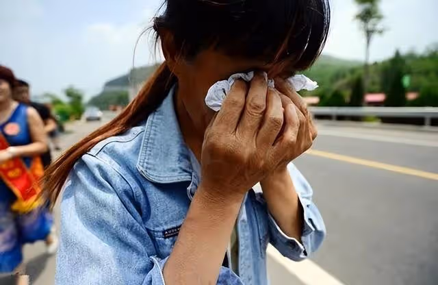 我媽把拆遷房給我弟,卻讓我給她買房寫她名,以後留給兒孫