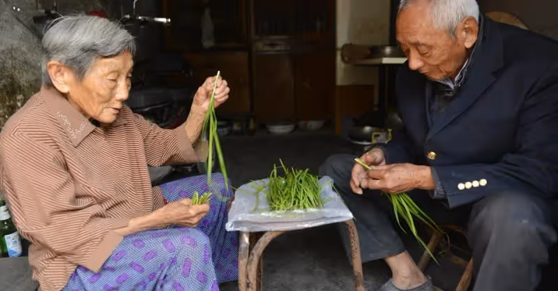62歲大爺照顧88歲老母親，拒絕親戚頻繁探望，大爺：再來就拉黑