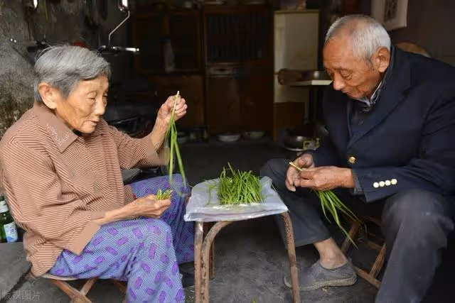 62歲大爺照顧88歲老母親,拒絕親戚頻繁探望,大爺:再來就拉黑