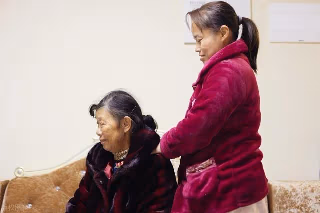 62歲大爺照顧88歲老母親,拒絕親戚頻繁探望,大爺:再來就拉黑