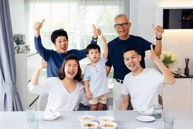 62歲大爺照顧88歲老母親,拒絕親戚頻繁探望,大爺:再來就拉黑