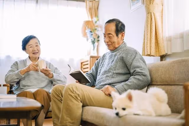 62歲大爺照顧88歲老母親,拒絕親戚頻繁探望,大爺:再來就拉黑