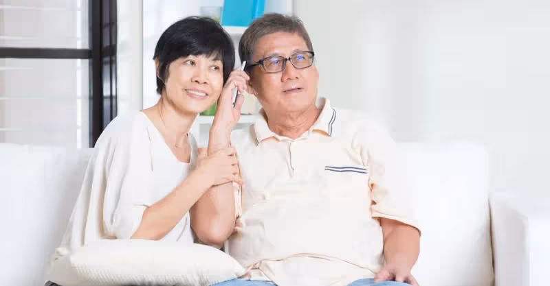 親家問我退休金多少，本想說6000，老伴指了指廚房，我改口說2000
