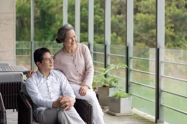 親家問我退休金多少,本想說6000,老伴指了指廚房,我改口說2000