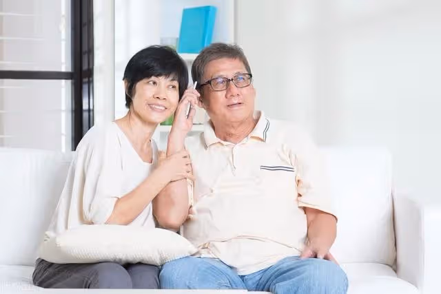 親家問我退休金多少,本想說6000,老伴指了指廚房,我改口說2000