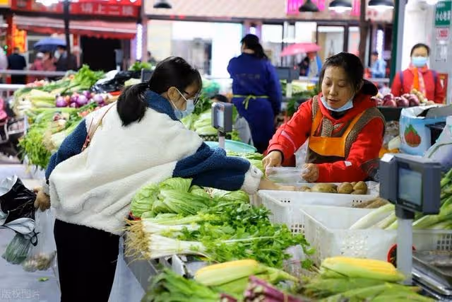 親家問我退休金多少,本想說6000,老伴指了指廚房,我改口說2000