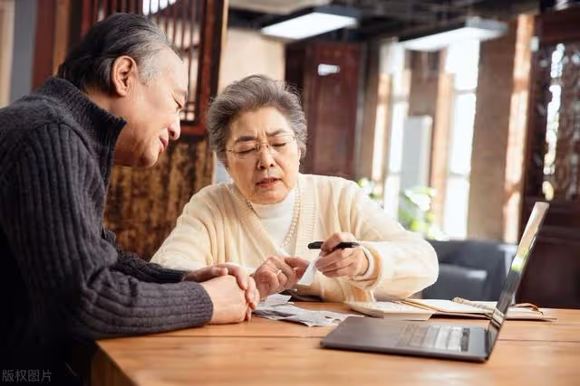 親家問我退休金多少,本想說6000,老伴指了指廚房,我改口說2000