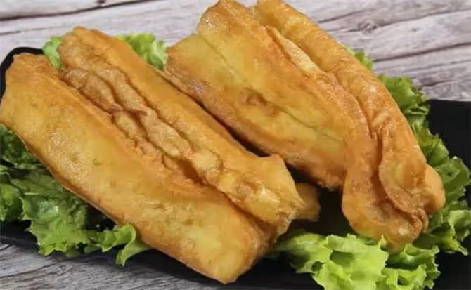 油條健康做法,家有麵粉和酵母就能做,個個蓬鬆酥脆,涼了也不硬