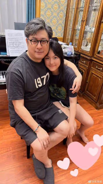 王岳倫親下廚為愛女做家常菜,否認戀上00後美女,北京大別墅曝光