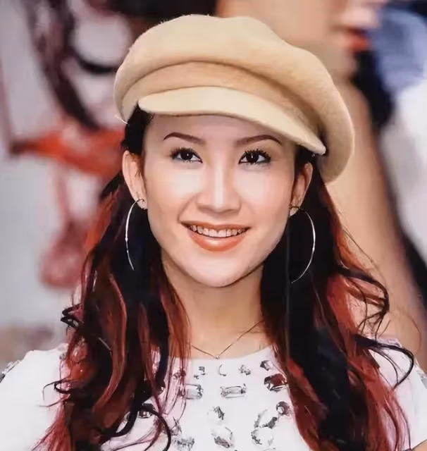 李玟葬禮在即,其丈夫私藏百條禮服,疑欲將其變現,家屬稱會報警